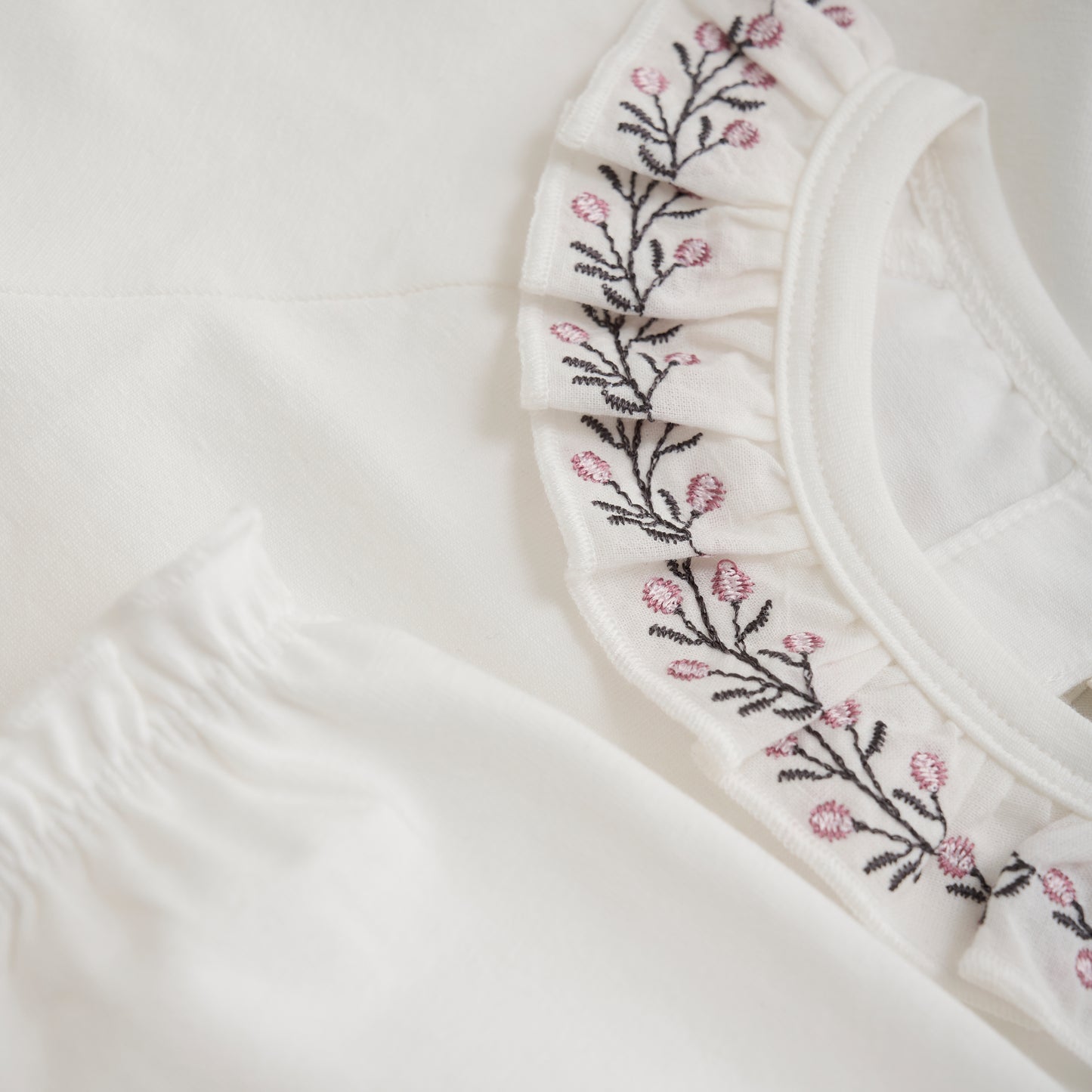 En Fant - Body med broderet krave