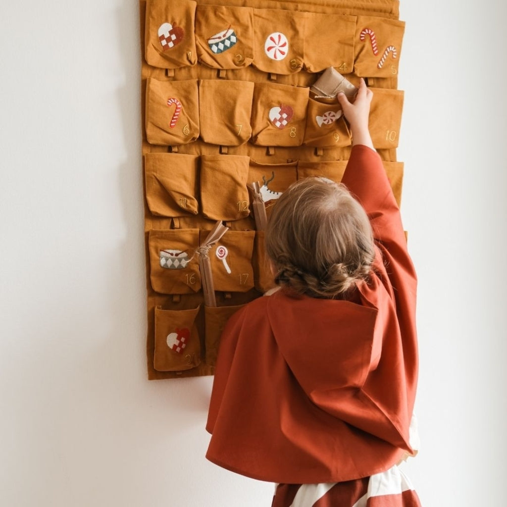 Fabelab - Vægjulekalender med broderi